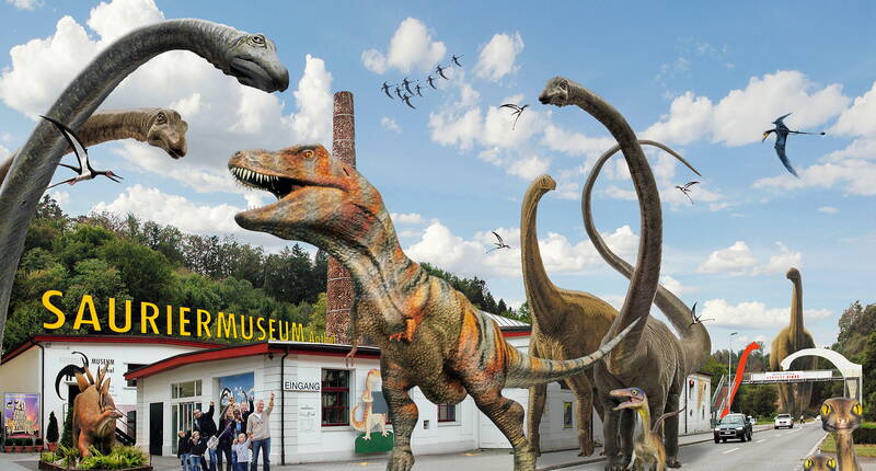 50% Rabatt auf den Eintrittspreis im Sauriermuseum Aathal. Lade dir jetzt den Rabattgutschein herunter. Bestaune Skelette und Saurierfilme oder geniess dein Kaffee direkt neben dem 23 Meter langen Brachiosaurus. Die Aussenanlage lädt zum grillieren, picknicken und spielen ein.